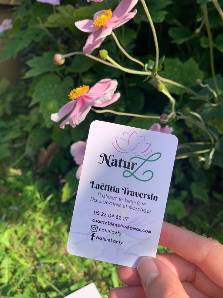 Compétences : design produit, mise en page print, préparation fichiers d’impression, branding.